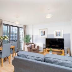 Cosy Flat right opp tube station