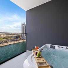 Livin' Holidays - Studio - Canal view with jacuzzi