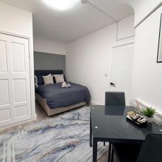 Modern Victoria Studio en-suite , Private Bath & Kitchenette, walk to Big Ben & Buckingham palace