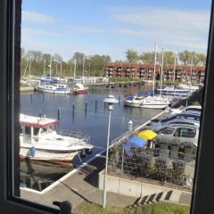 FEWO-bis-2-Pers-inmitten-den-Yachthafens-Ueckermuende-Stettiner-Haff-Ostsee