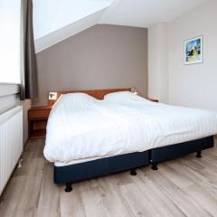 Villa in Maaspark with Lake Views & Sauna