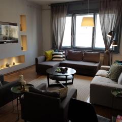 27 Shades of Green (4 bedroom 3 Bath Sunny Central)