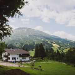 Dreimäderlhaus am Berg