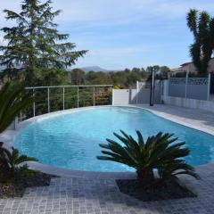 Belle maison avec piscine dans les hauteurs à Saint Raphael