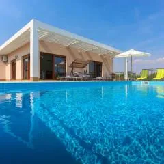 Villa Longfield-private heated pool, sauna, air-conditioned