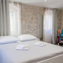 Elegant Residence Rooms & Apartments