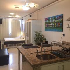 Perto da praia de Copacabana, 150 metros da praia, entre postos 5 e 6