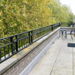 Penthouse with Balcony 5 mins walk to City Centre & Colleges & Sleeps 6