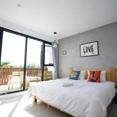 더 레드 호텔(The Red Hotel)