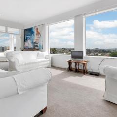 Spacious Sunny Seaview Apartment