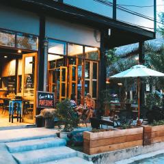 Bloom Cafe & Hostel