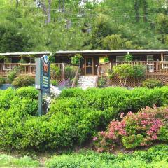 The Chimney Rock Inn & Cottages