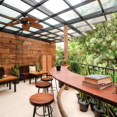 Treehouse Suites - Boutique Serviced Apartment