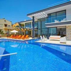 Villa Unlimited 5 Bedroom Luxury Villa with Infinity Pool