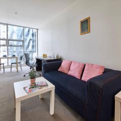 Docklands Convenient & Modern 1 Bed Apartment