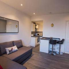 Stylish City Apartment - Near Haymarket, Walk to Castle and Princes Street