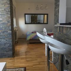 MS - Downtown with Free Parking Space