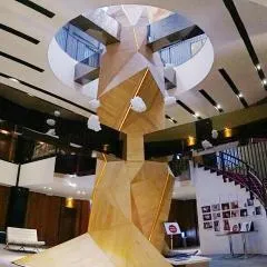 더 트리 하우스 (The Tree House)