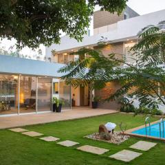 El House by StayVista - Unwind in a Villa with Pool and Lush Lawn
