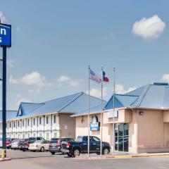 Days Inn & Suites by Wyndham Laredo