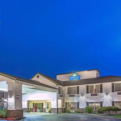 Days Inn & Suites by Wyndham Gresham