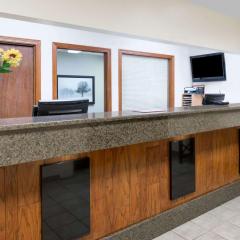 Days Inn & Suites by Wyndham Des Moines Airport