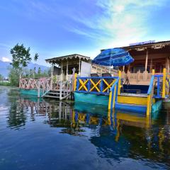 Golden Hopes Group of Houseboats