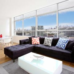 Gadigal Groove - Modern and Bright 3BR Executive Apartment in Zetland with Views