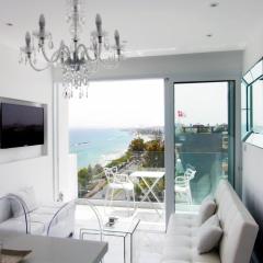 The White Pearl Suite - beach front city centre with sea view.