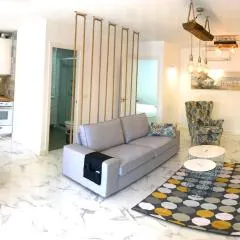 New central 2BR apartment 100m-to-beach free parking