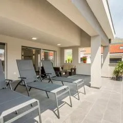 Luxury 3 Bed Apartment, large terrace, pool, close to beach and Split!