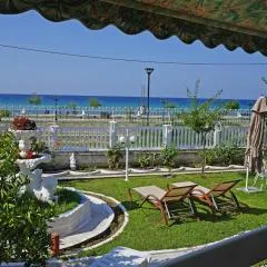 Villa Fofo - Beautiful Sea Front Villa with 650m2 garden