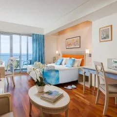 트로피칼 호텔(Tropical Hotel)