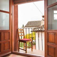 Luminous Alhambra view apartment in Albayzín