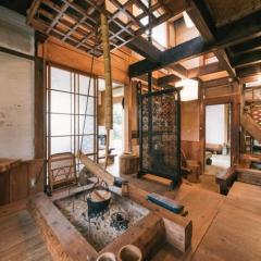 囲炉裏のある築100年の一棟貸し古民家で昔の暮らし体験