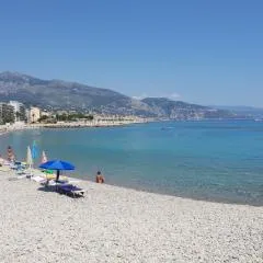 Beautiful studio near sea (free parking)