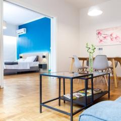 TONI'S 2BD Home in Centre, 15 sec to Metro