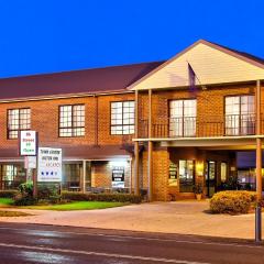 Holbrook Town Centre Motor Inn