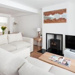 Sea Breeze Cottage with Parking by MyHolidayLet