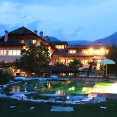 Kreuzwegerhof Nals Historischer Gutshof, Apartments zw Meran und Bozen Südtirol, Naturpool, zentrale Lage