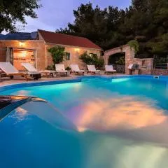Luxury Villa Zlatni Rat with Pool, Near Zlatni Rat Beach, Bol