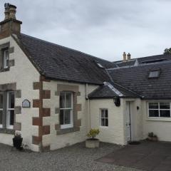 Three-Bedroom Old Cottage Free Parking