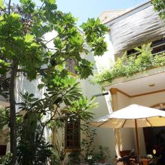 Moon house tropical garden - West side