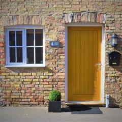 The Old Bottle Store - 2 Double Bedrooms, 2 Bathrooms, St Ives, Cambridgeshire