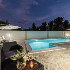 Villa Star 5 luxury apartment with a pool