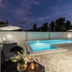 Villa Star 6 luxury apartment with a pool