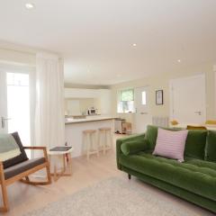 The Mews - 2 Bedroom Luxury, Spacious House With Free Parking