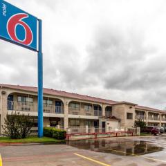 Motel 6 San Antonio, TX - Frost Bank Center