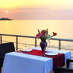 ADA Hotel Superb Beachfront Location !