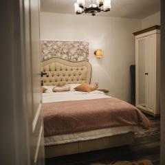 Glam Rose&White Downtown